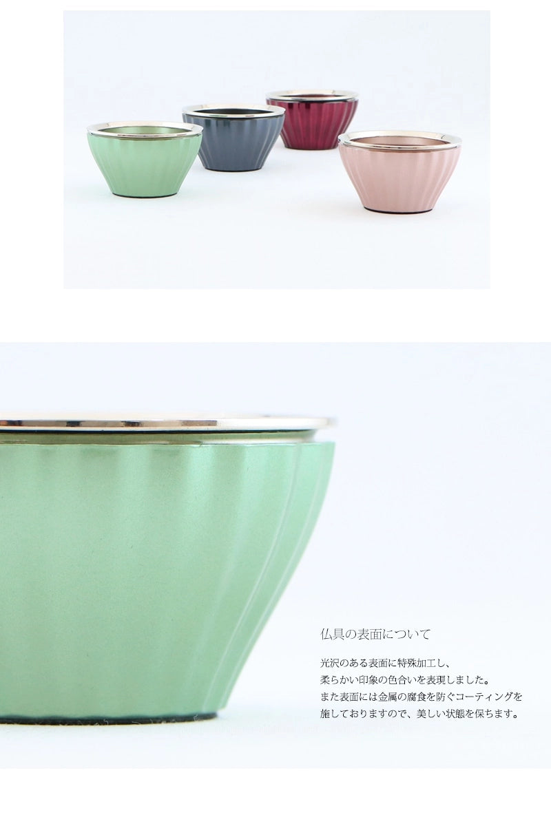 モダン仏具 ロメオ グリーンは、４色展開です。光沢のある表面に特殊加工し、
繊細な立体感のあるフォルムを引き立てます。