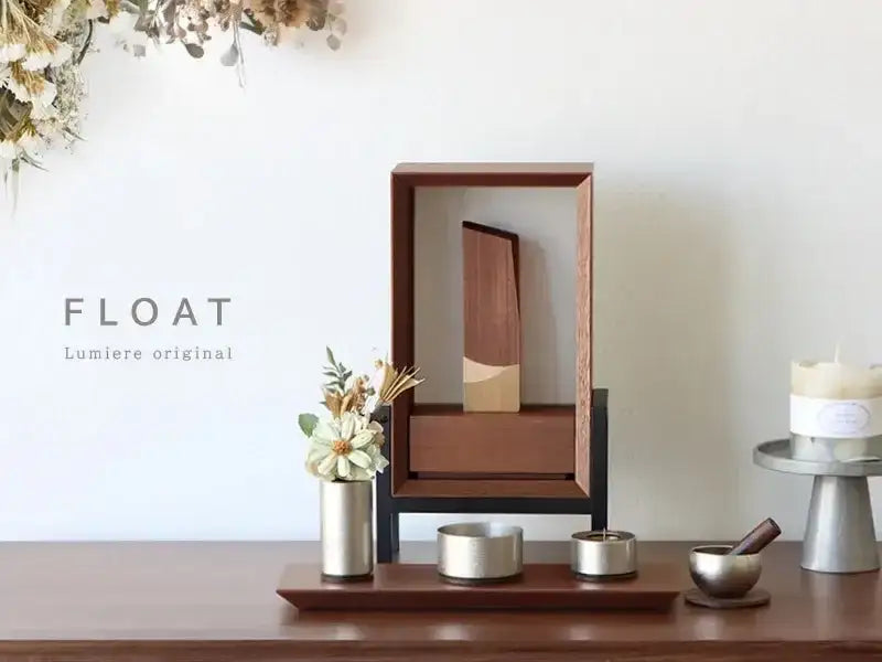 手元供養ステージ FLOAT 脚付きタイプ ウォールナット×錫色をリビングに設置したイメージ
