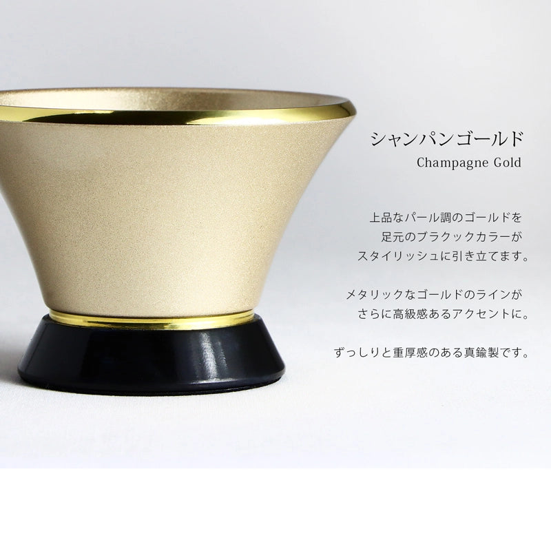 真鍮製のモダン仏具 ミラベル シャンパンゴールドは上品なパール調のゴールドカラーが特徴です。