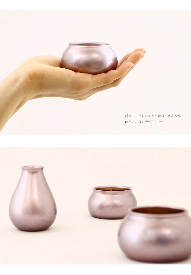 モダン仏具 マリーノ ピンクは手のひらに収まるコンパクトなサイズと、丸みのあるフォルムが特徴です。