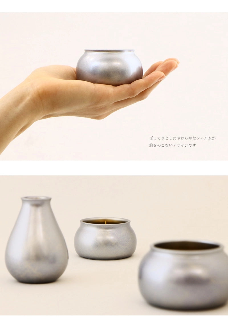 モダン仏具 マリーノシルバーブルーは手のひらに収まるコンパクトなサイズと、丸みのあるフォルムが特徴です。