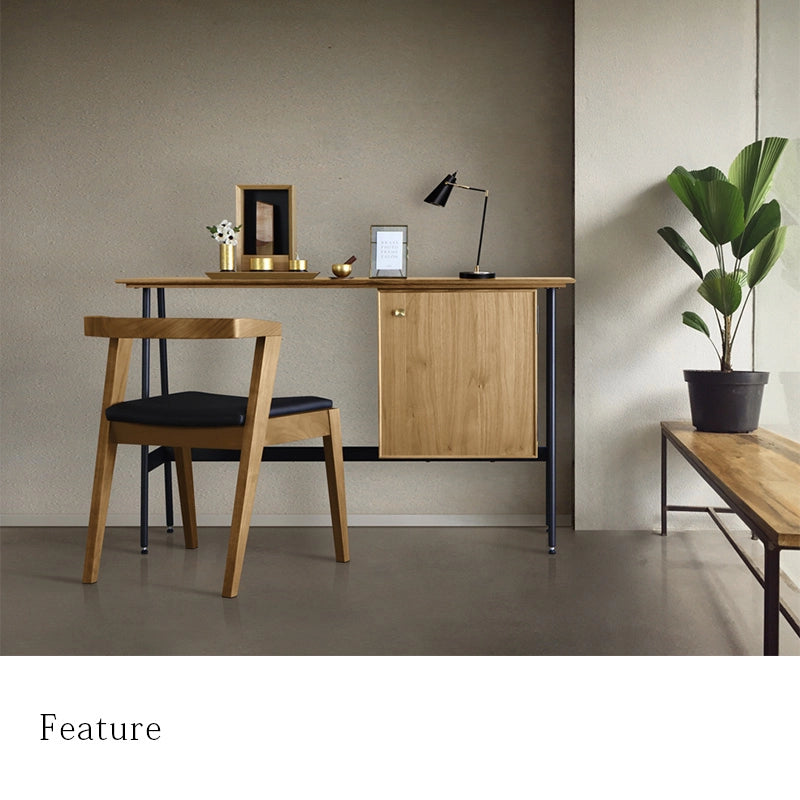 手元供養ステージ FLOAT オーク×墨黒色をデスクに設置したイメージ。