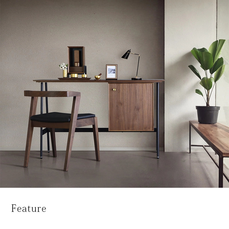 手元供養ステージ FLOAT 脚付きタイプ ウォールナット×墨黒色をデスクに設置したイメージ。