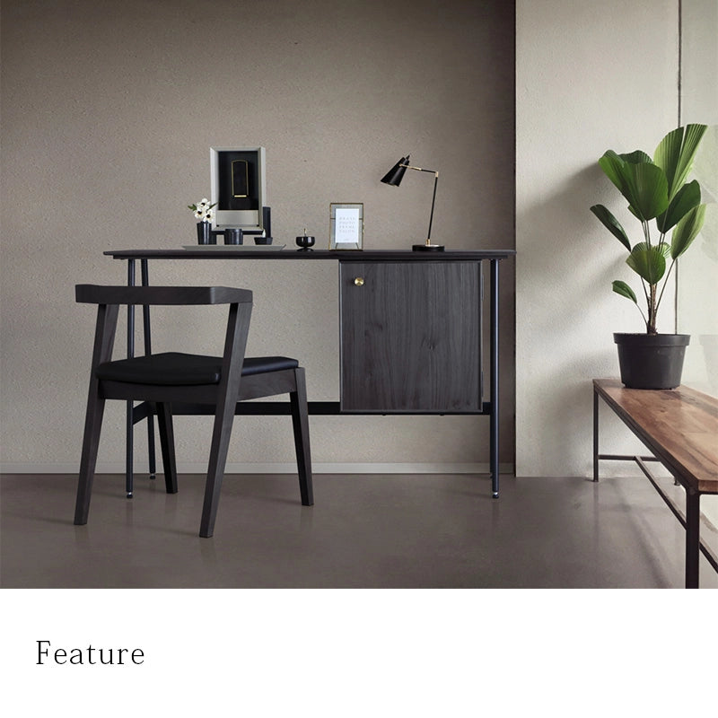 手元供養ステージ FLOAT 脚付きタイプ 錫色×墨黒色をデスクに設置したイメージ。