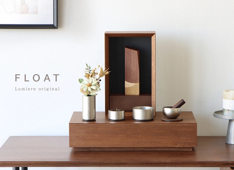 手元供養ステージ FLOAT 収納付きタイプ ウォールナット×墨黒色をリビングに設置したイメージ