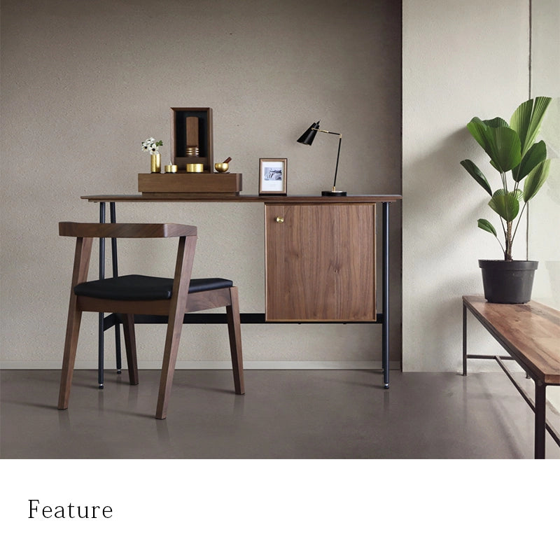 手元供養ステージ FLOAT 収納付きタイプ ウォールナット×墨黒色をデスクに設置したイメージ。