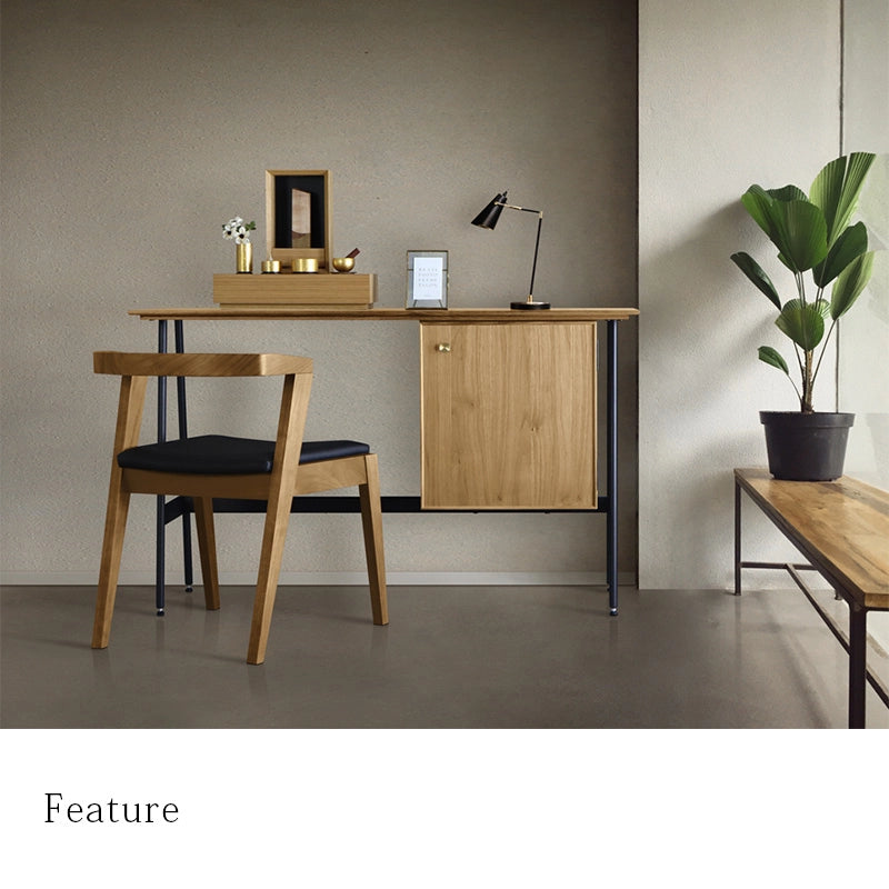 手元供養ステージ FLOAT 収納付きタイプ オーク×墨黒色をデスクに設置したイメージ。