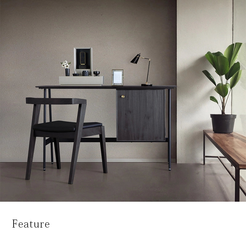 手元供養ステージ FLOAT 脚付きタイプ 錫色×墨黒色をデスクに設置したイメージ。