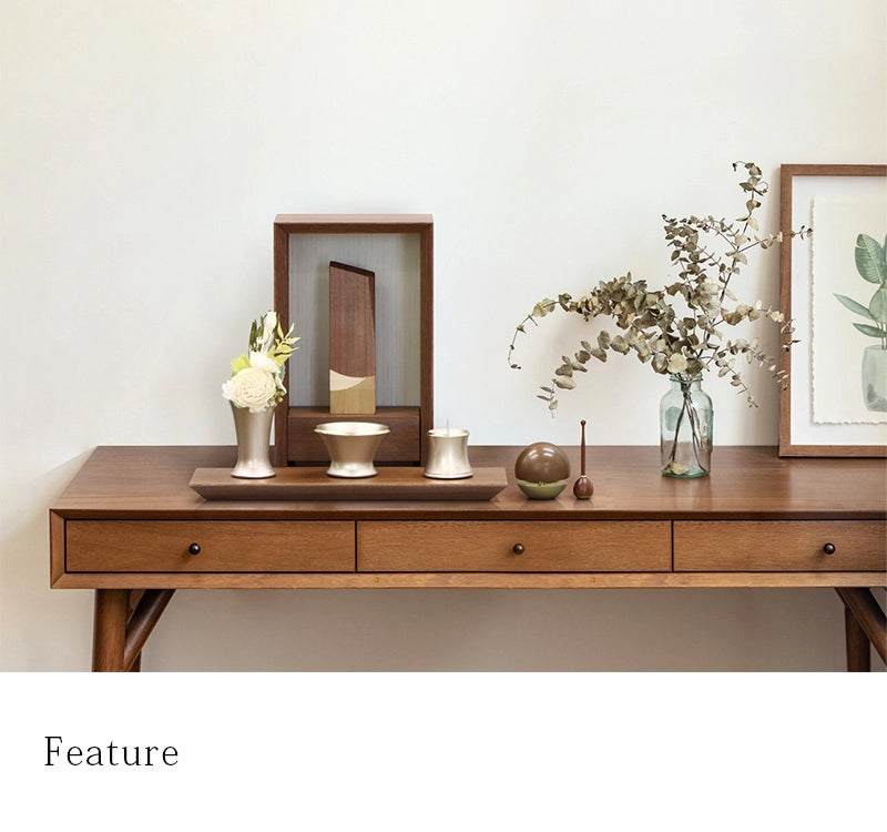 手元供養ステージ FLOAT ウォールナット×錫色をデスクに設置したイメージ。