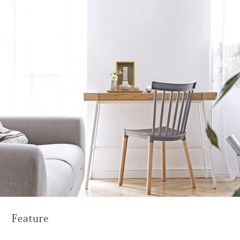 手元供養ステージ FLOAT オーク×錫色をデスクに設置したイメージ。