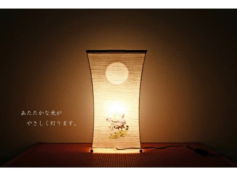 モダン行灯「月・花」は明かりを灯すとあたたかな光がお部屋を優しく包みます。