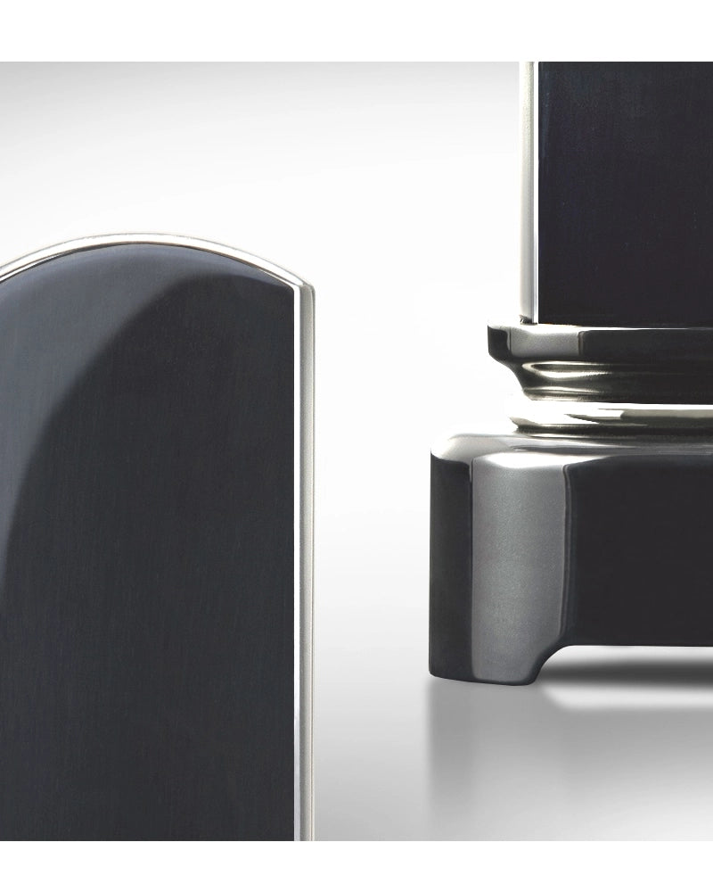 モダン塗位牌 黒磨き【徳島県産：黒影】は、熟練の職人の手作業によってシンプルながらも高級感のデザインに仕上げています。