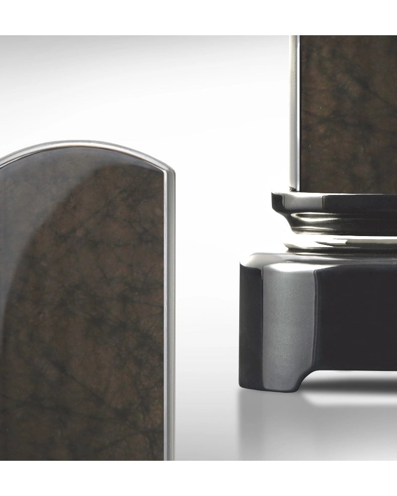 モダン塗位牌 黒磨き【徳島県産：黒影】は、阿波和紙で生み出せる陰影と鏡のような質感が独特な世界観を生み出します。