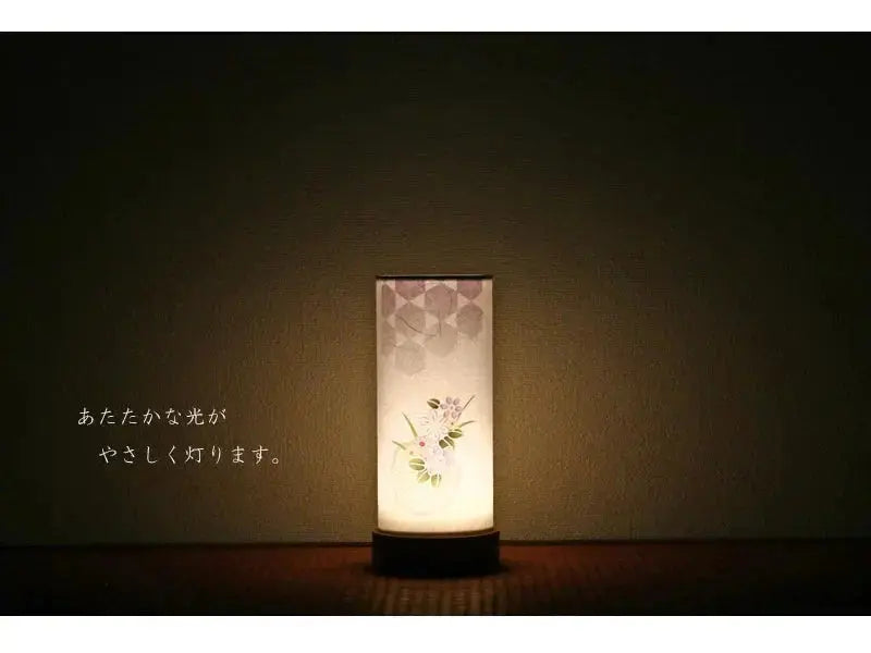モダン行灯「奏華」は明かりを灯すとあたたかな光がお部屋を優しく包みます。