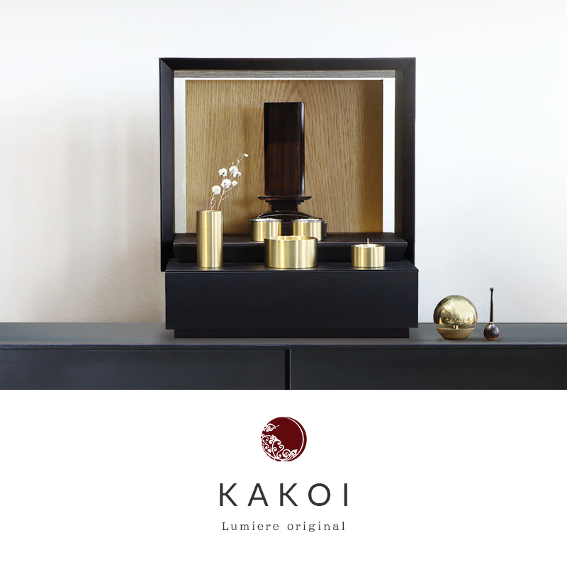 ミニ仏壇 KAKOI 墨黒色×オークをリビングに設置したイメージ