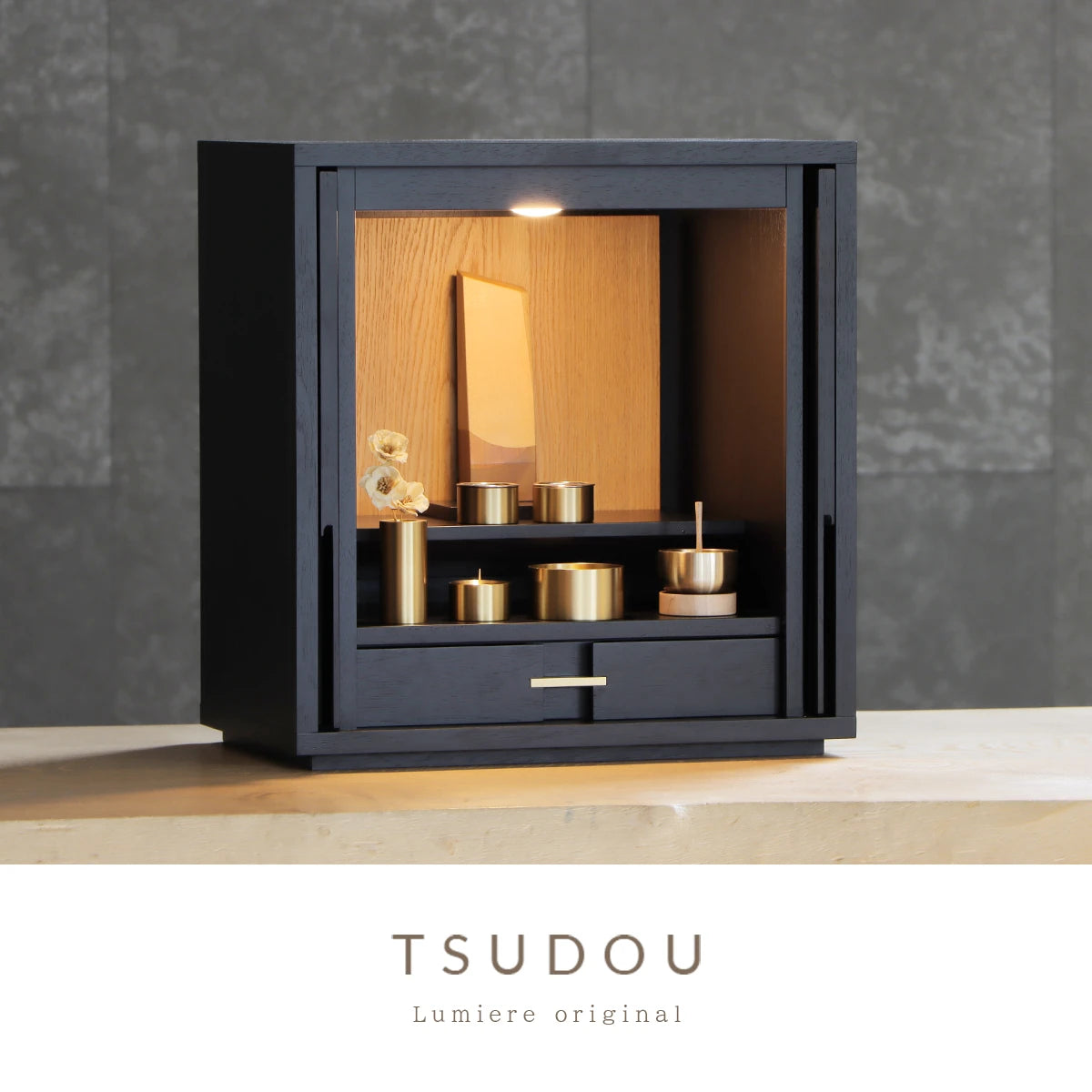 モダン仏壇 TSUDOU 墨黒色×オークとゴールドの仏具の使用イメージ