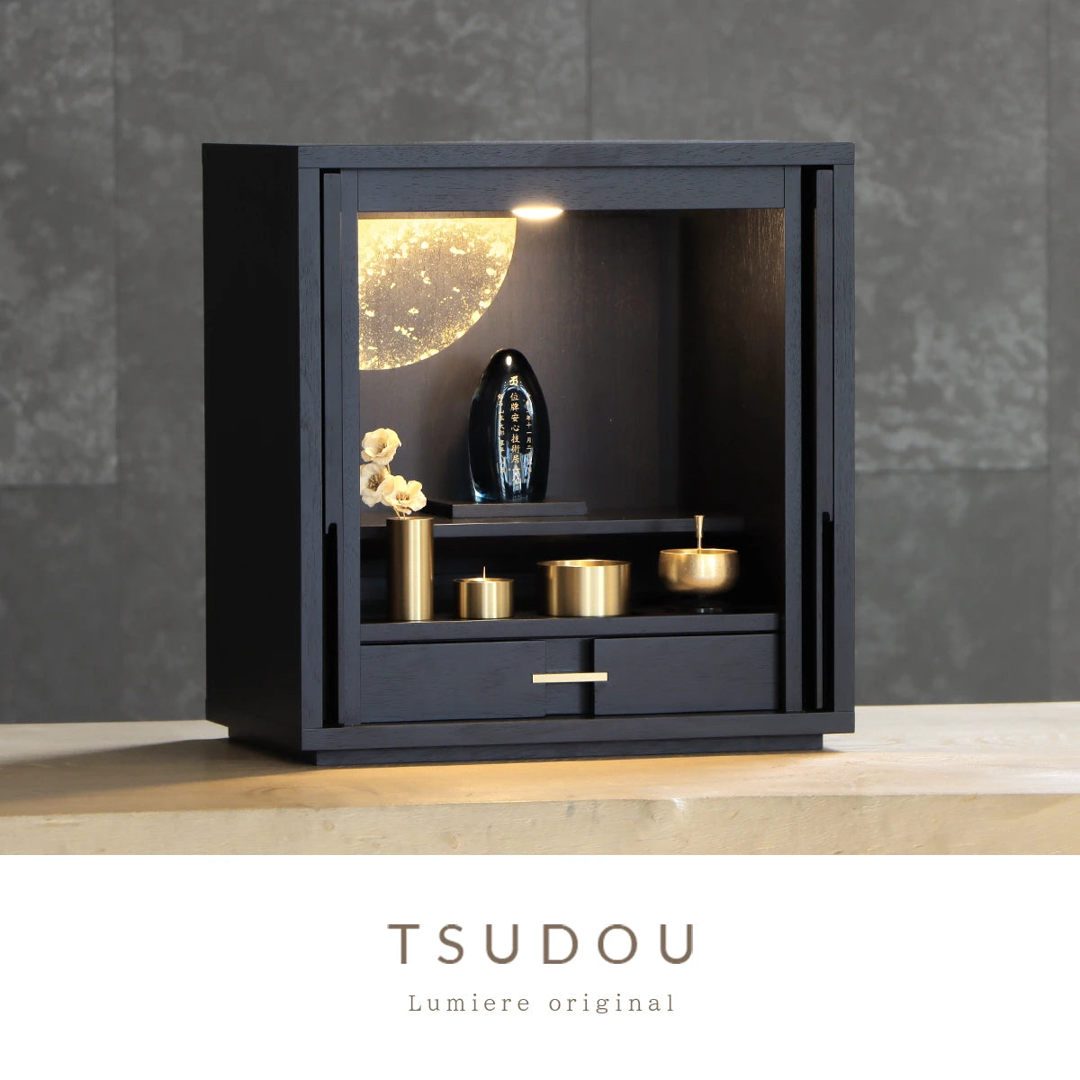 モダン仏壇 TSUDOU 墨黒色×おぼろ月とゴールドの仏具の使用イメージ
