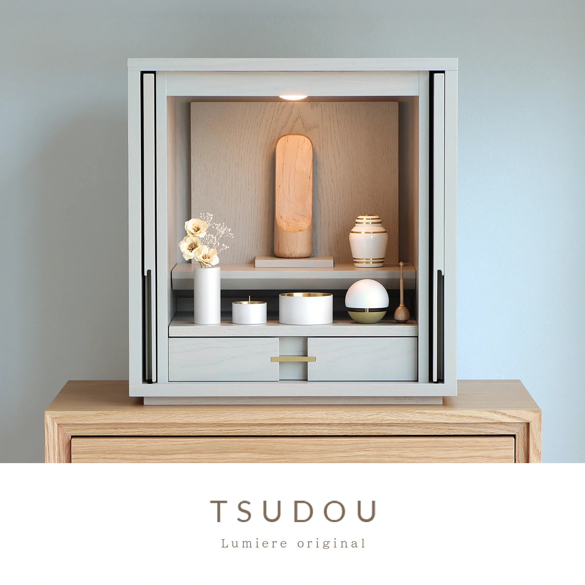 モダン仏壇 TSUDOU 錫色とホワイトの仏具の使用イメージ
