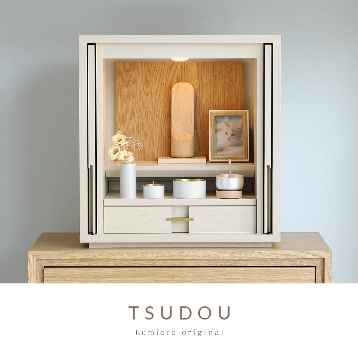 モダン仏壇 TSUDOU クリームホワイト×オークと白い仏具の使用イメージ