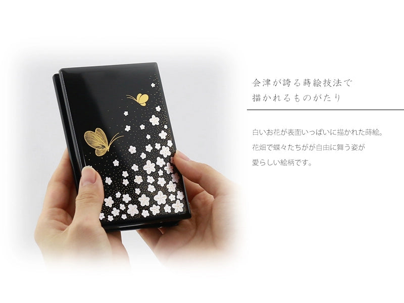 携帯位牌 マインドアルテ 「花と蝶 黒」は会津の位牌職人がひとつひとつ丁寧に描く蒔絵が最大の魅力です。
