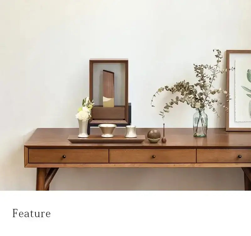 手元供養ステージ FLOAT 脚付きタイプ ウォールナット×錫色をデスクに設置したイメージ。