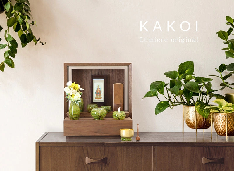 ミニ仏壇 KAKOI ウォールナットをリビングに設置したイメージ