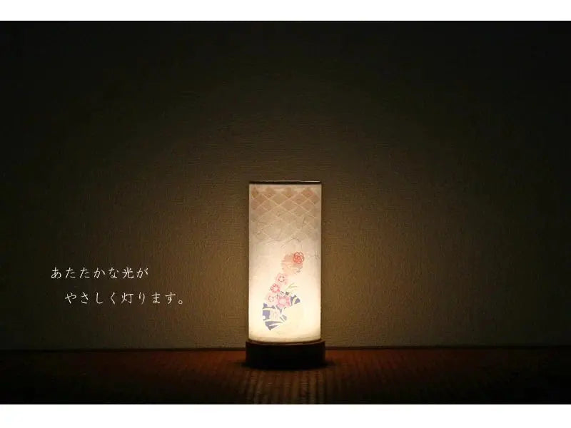 モダン行灯「香華」は明かりを灯すとあたたかな光がお部屋を優しく包みます。