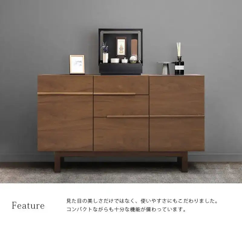 ミニ仏壇 KAKOI 墨黒色をサイドボードに設置したイメージ。