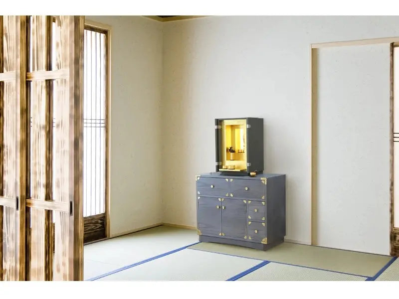 現代的なモダンな印象を持つ吉野プレミアム 80キャビネット 神代色は和室にもピッタリの新鮮な佇まいの箪笥です。