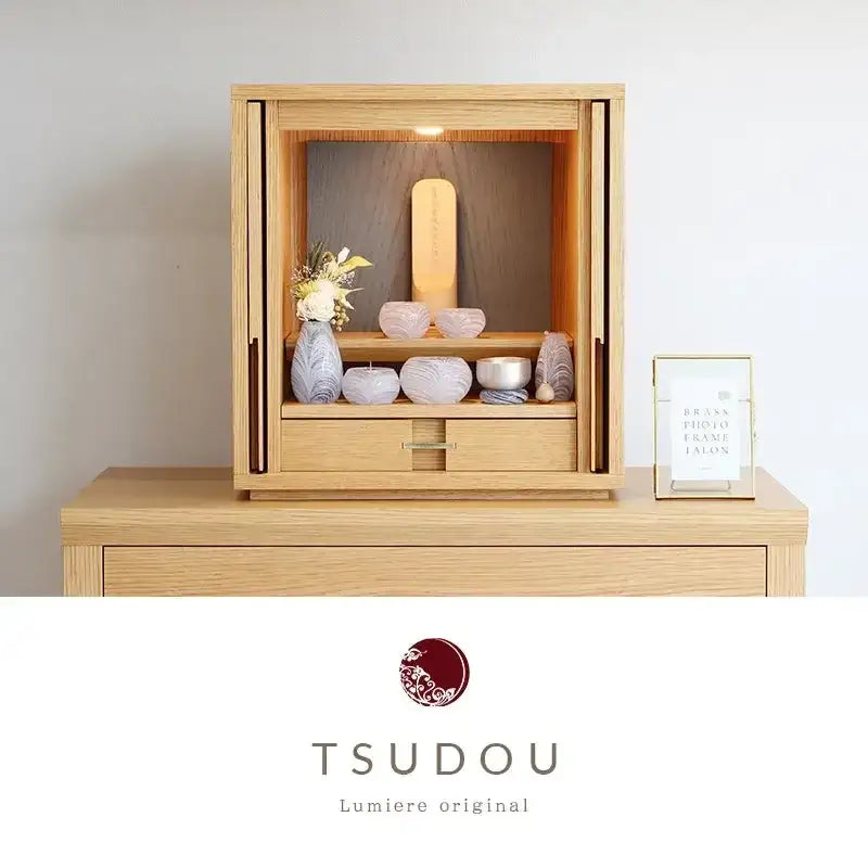 新品　家具調仏壇1300　台付　オーク材　ライト色　在庫限り　送料無料 アナベル ライト 1300 - 仏壇のあるリビング｜現代的でモダンな祈りの