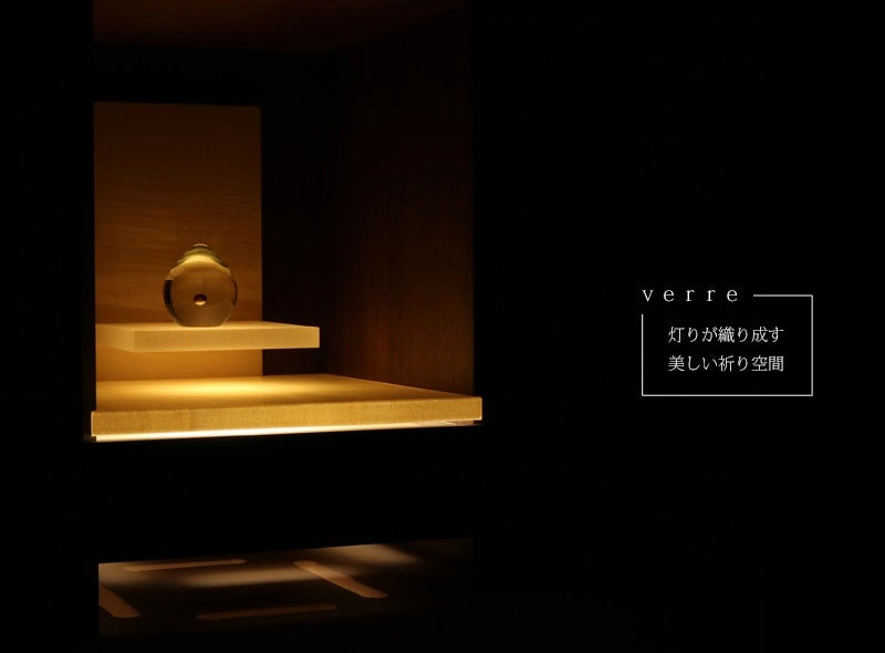 LEDライトを下から照らしガラス位牌が照らされているイメージ