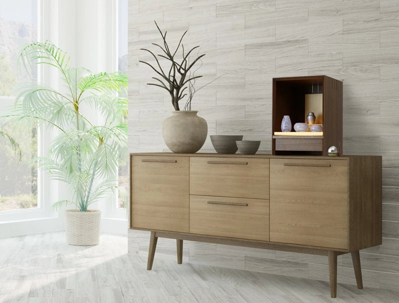 明るいリビングにヴェールを置いたイメージ。家具のサイドボードに合わせて飾っています。