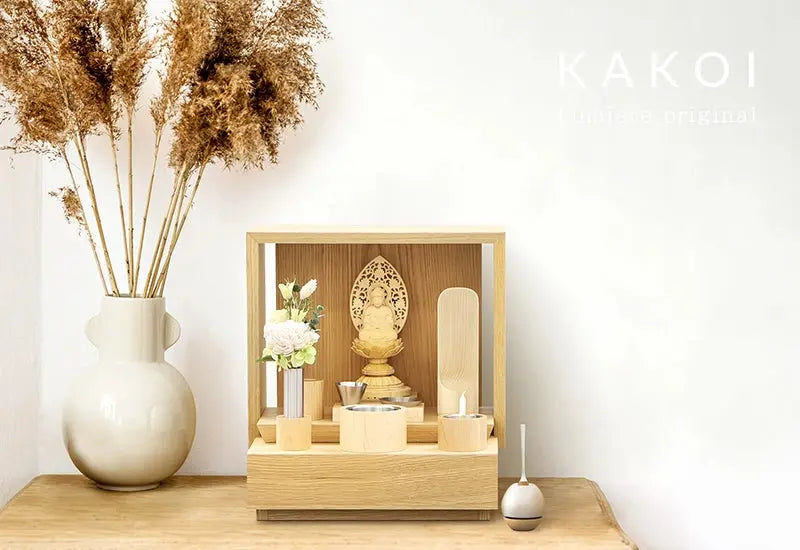 ミニ仏壇 KAKOI オークをリビングに設置したイメージ