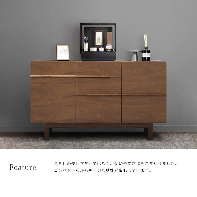 ミニ仏壇 KAKOI 墨黒色をサイドボードに設置したイメージ。