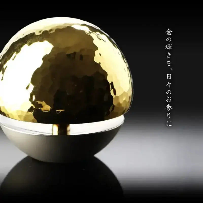 【黄金の獅子】美麗ラブラドライト丸玉 金色スタンド付き 18金製 たまゆらりんセット 槌目入り 1.8寸 | 仏具の通販 | インテリア