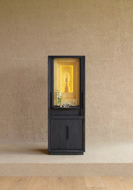 墨黒の端正な佇まいに、内部一面へ施された金箔が静かに輝く最高級フロア型仏壇