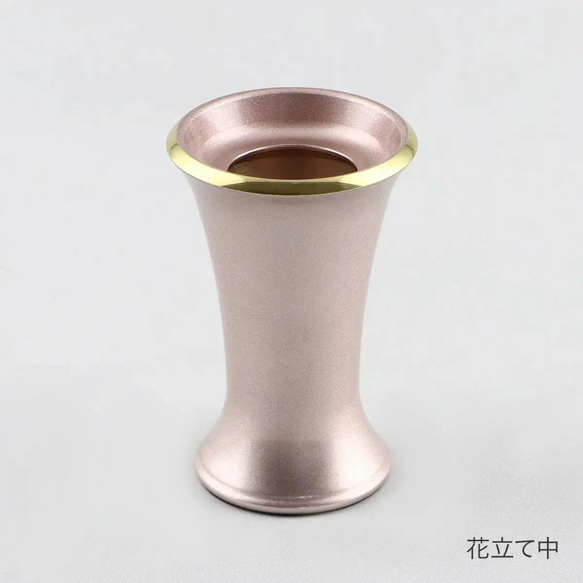 単品仏具　デザイン仏具カヌレ ピンクの花立て中