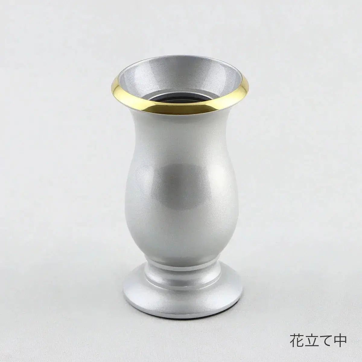 単品仏具　デザイン仏具ミルフィ ホワイトの花立て中