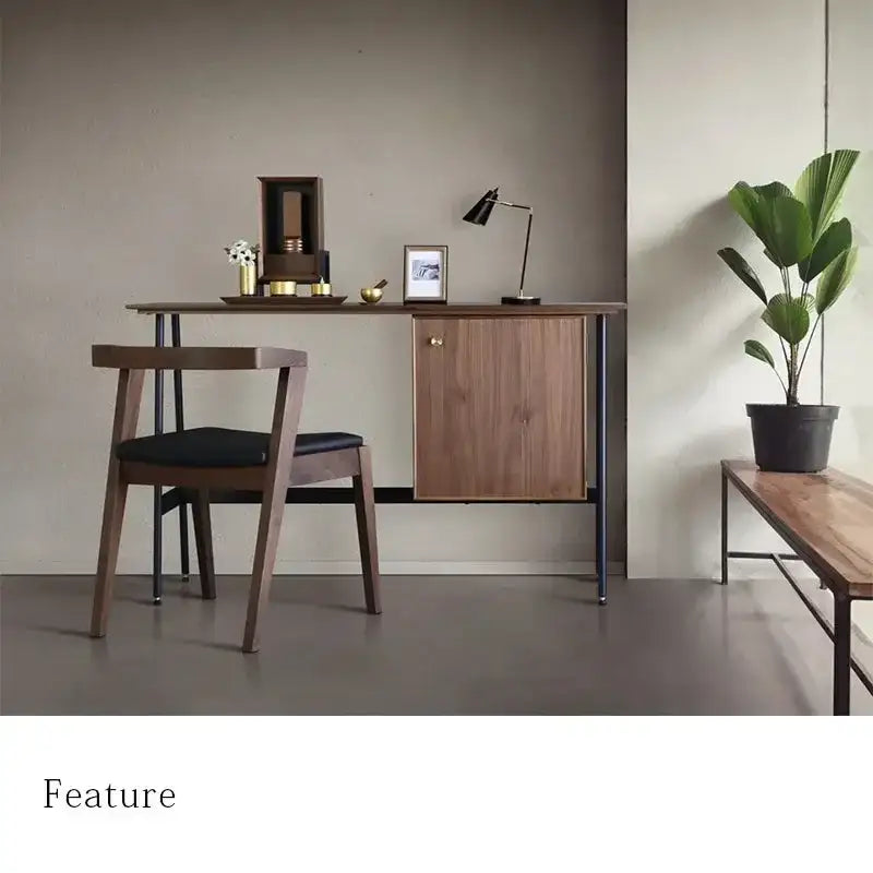 手元供養ステージ FLOAT 脚付きタイプ ウォールナット×墨黒色をデスクに設置したイメージ。