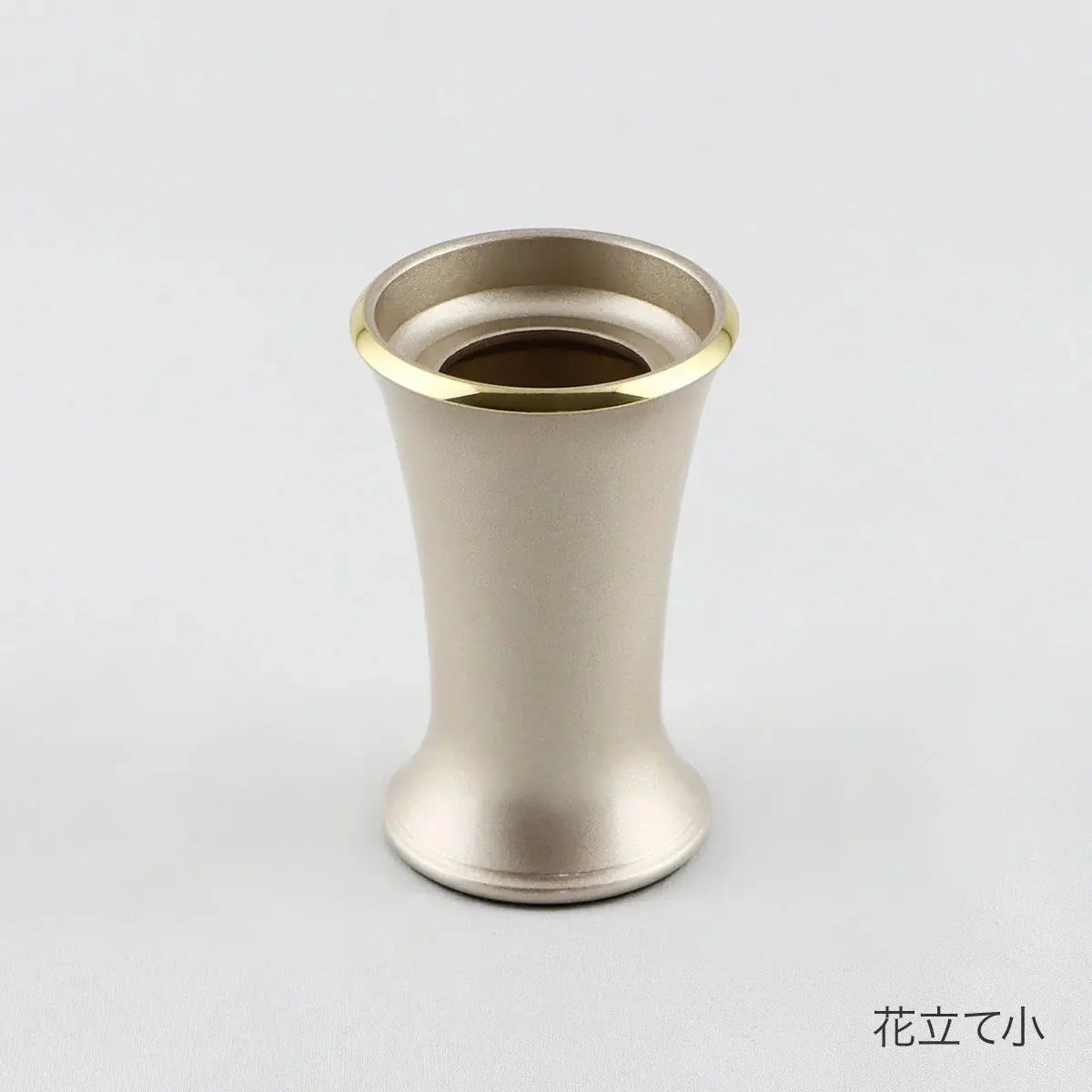 単品仏具　デザイン仏具カヌレ ベージュの花立て小