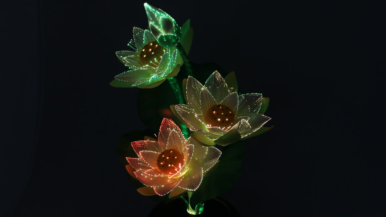 LEDで蓮の華が華やかに光り、色が変化する霊前灯です。お仏壇や祭壇を彩る霊前灯、お盆飾りなどにお使い頂けます。本動画では、LEDライトの美しい光の変化をご紹介しています。