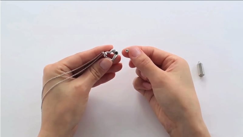故人様の遺骨をペンダントの中に入れることのできる遺骨ペンダントの遺骨の入れ方の説明動画。遺骨の粉砕方法や遺骨の入れる量などをご紹介しております。