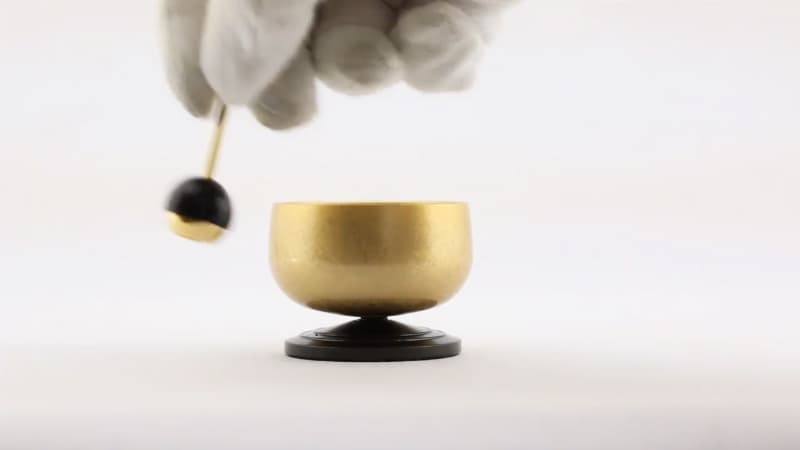 伝統的なおリンの形を残しつつ、コンパクトで省スペースなリンセット「煌リン」の紹介動画です。低く長い音色が特徴で、実際の音色もご確認いただけます。3色展開で音色の違いはなく、リン棒は本体に収納可能です。