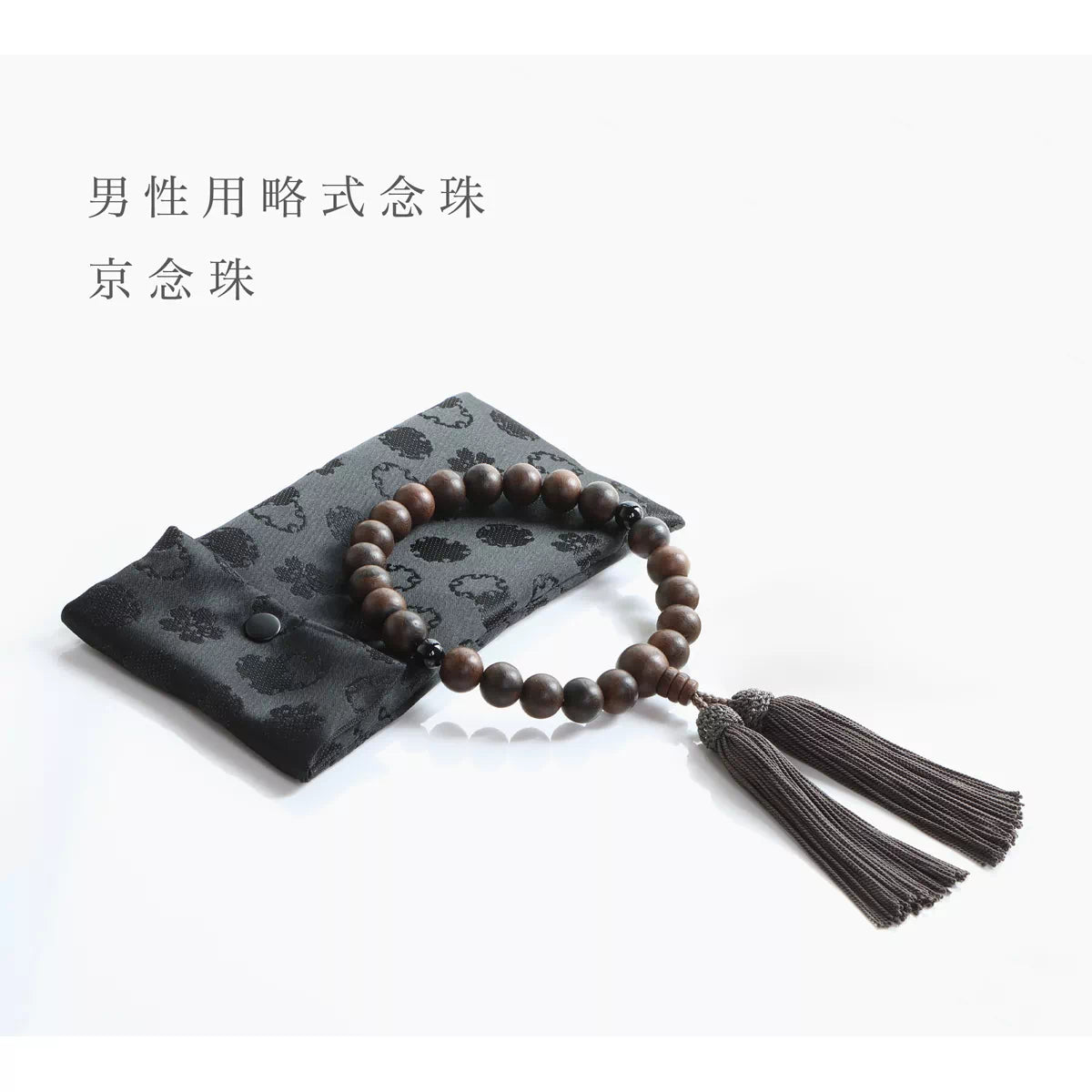 それぞれ表情の異なる木材に、茶水晶やトラメ石、黒オニキスなどを組み合わせています。