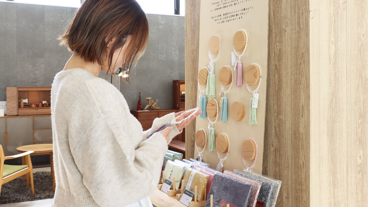 念珠を選んでいる女性