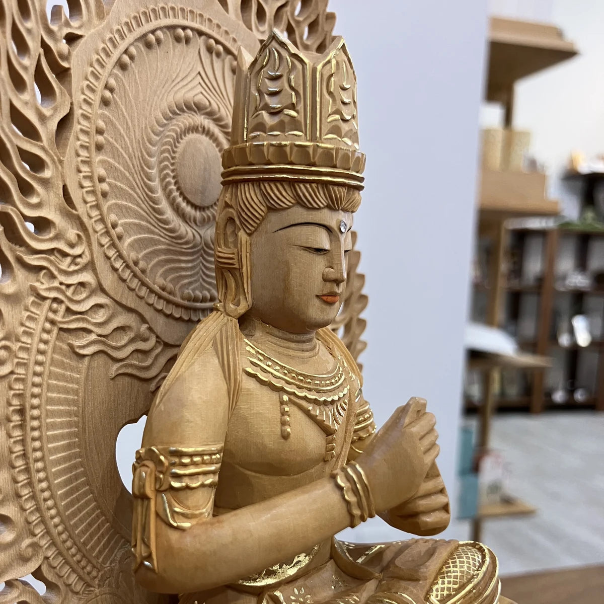 アウトレット特価商品、大日如来仏像の表情アップ画像