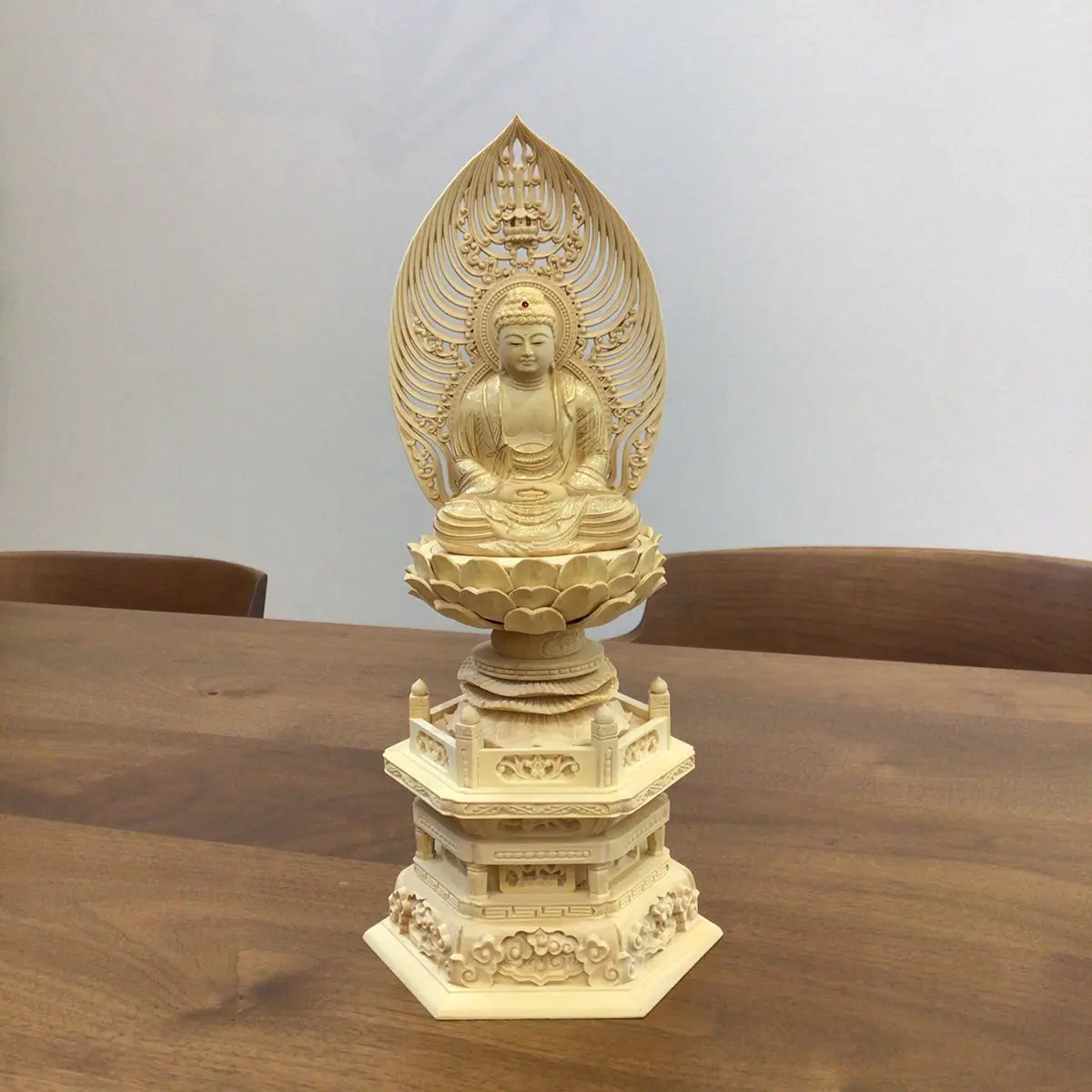 アウトレット特価商品、本柘植仏像 上彫り 六角台座 座釈迦仏像の正面画像