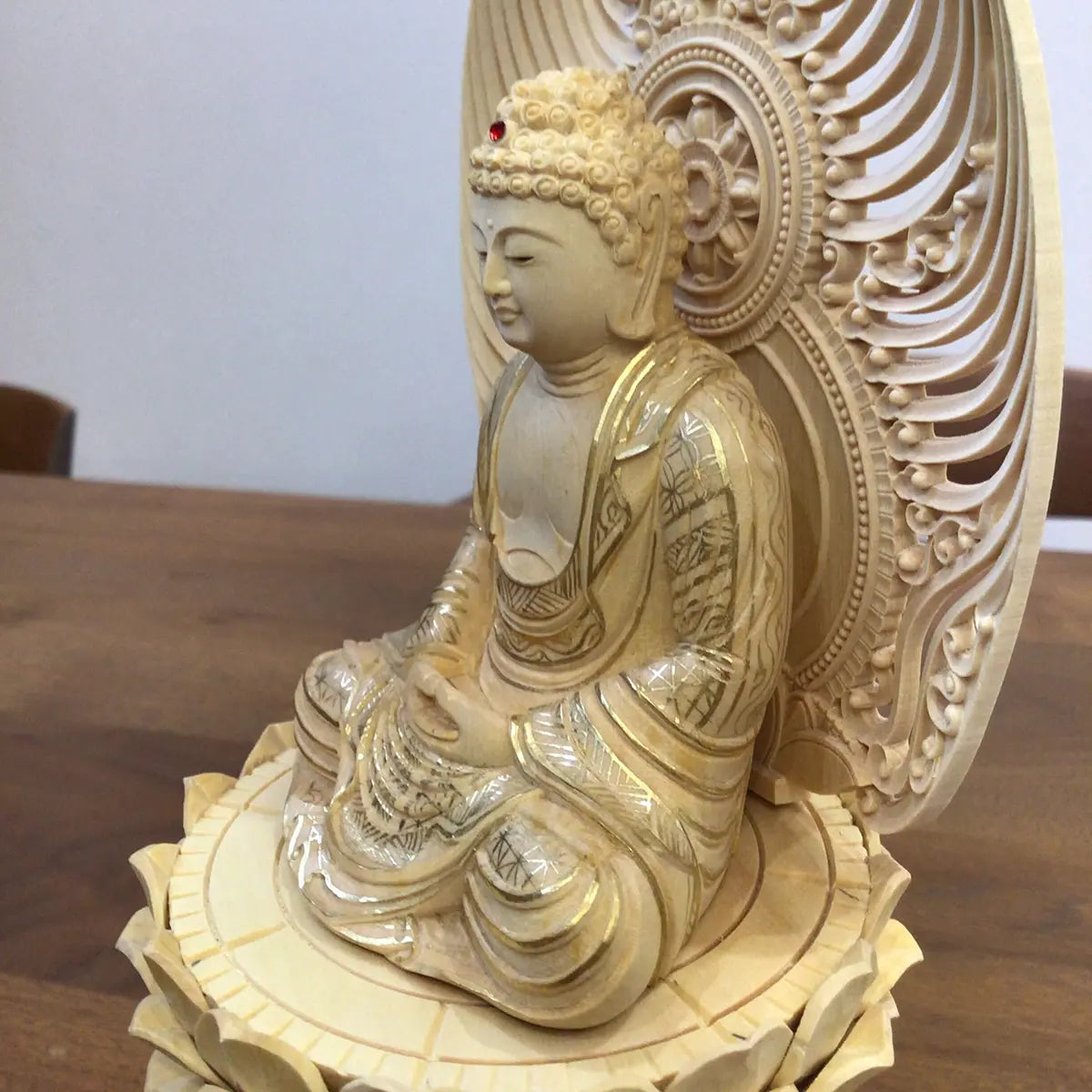 アウトレット特価商品、本柘植仏像 上彫り 六角台座 座釈迦仏像の仏身アップ画像
