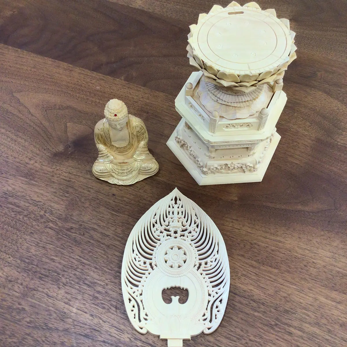 アウトレット特価商品、本柘植仏像 上彫り 六角台座 座釈迦仏像の部品画像