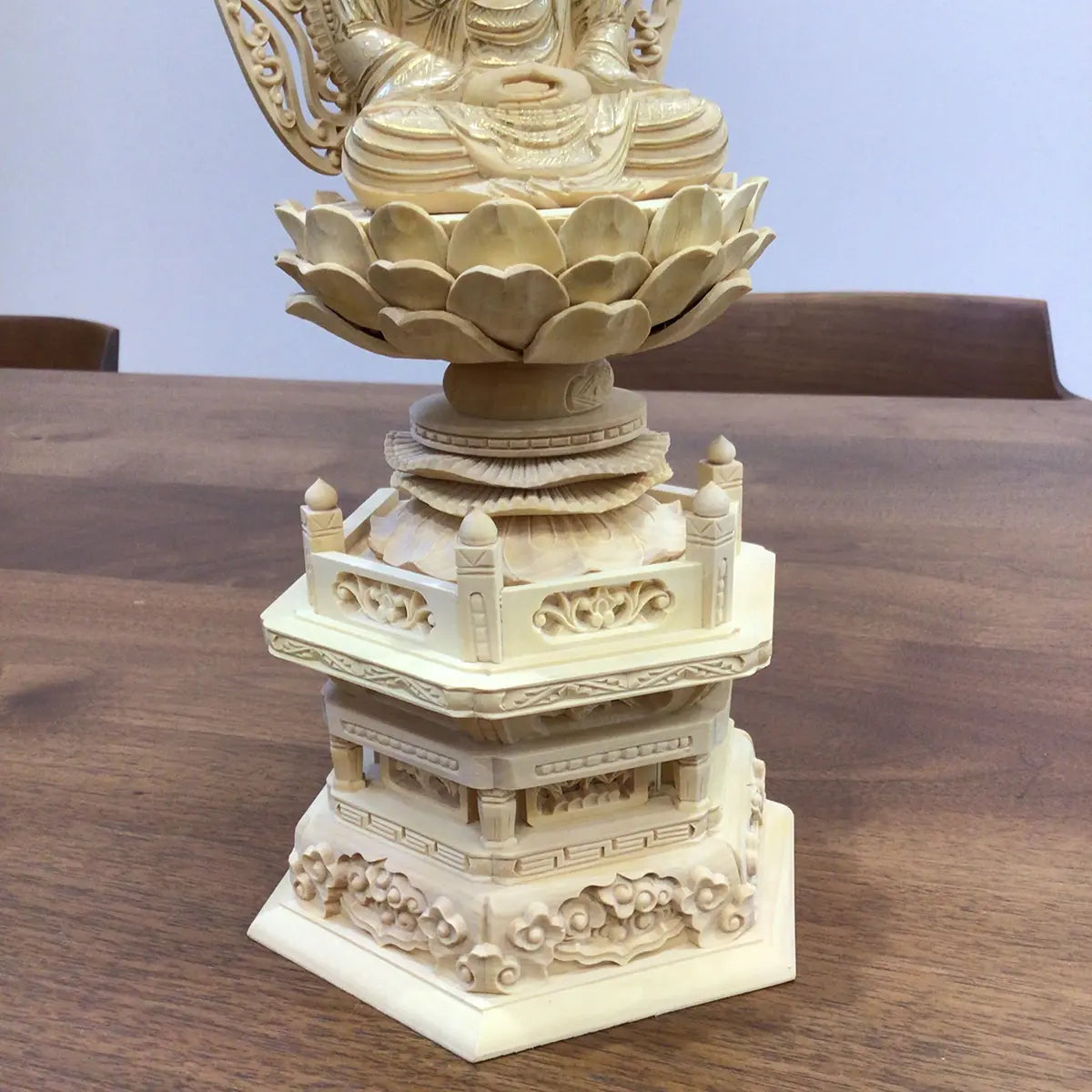 アウトレット特価商品、本柘植仏像 上彫り 六角台座 座釈迦仏像の台座部分画像